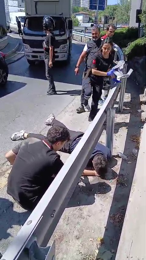 ESENLER’DE VİRAJI ALAMAYAN MOTOSİKLET BARİYERLERE ÇARPARAK DEVRİLDİ: 1 YARALI