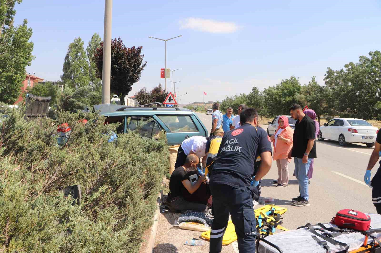SÜRÜCÜ, KAZADA YARALANAN EŞİNE SARILARAK BAŞINDA BEKLEDİ