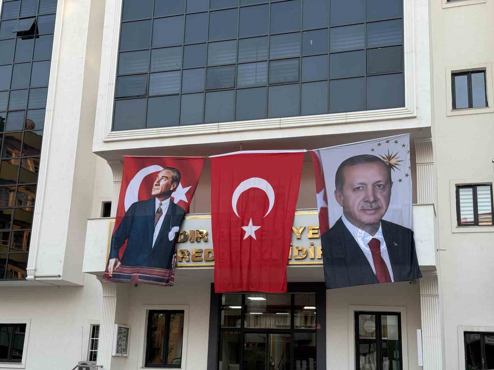 DEM PARTİLİ IĞDIR BELEDİYESİ BİNASINA CUMHURBAŞKANI ERDOĞAN’IN POSTERİ ASILDI