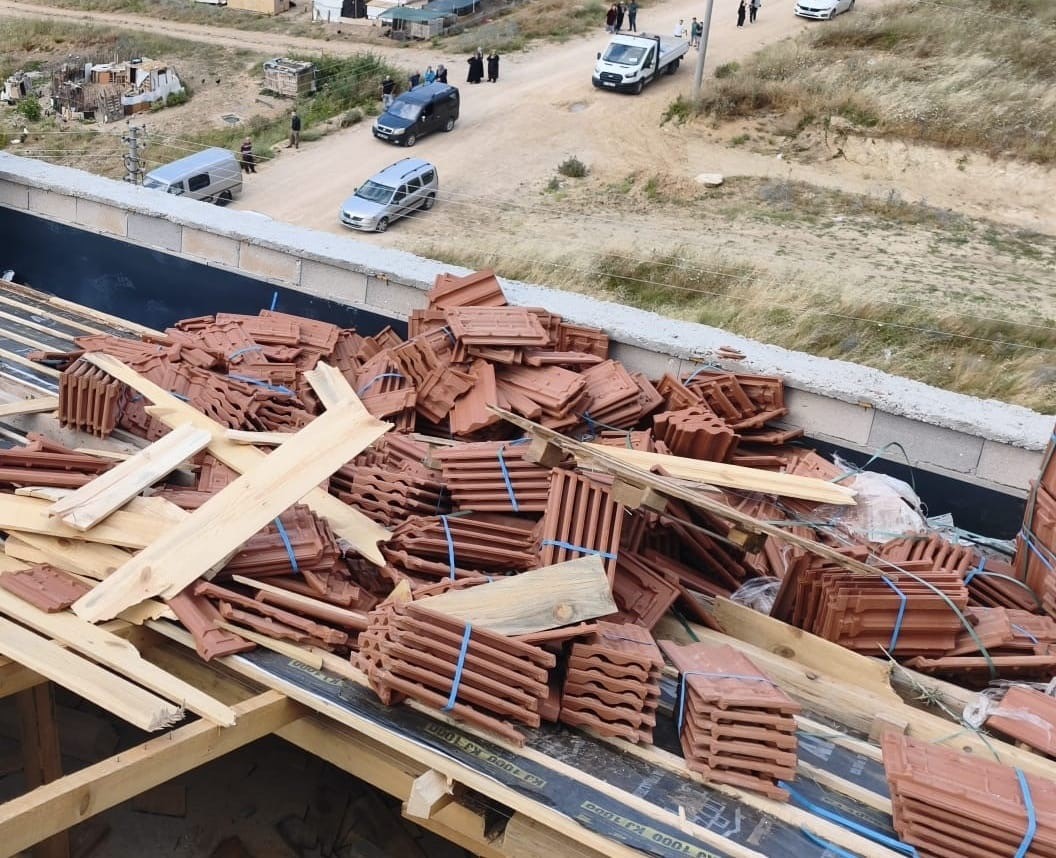 KİREMİTLERİN ALTINDA KALAN 2 İŞÇİ YARALANDI