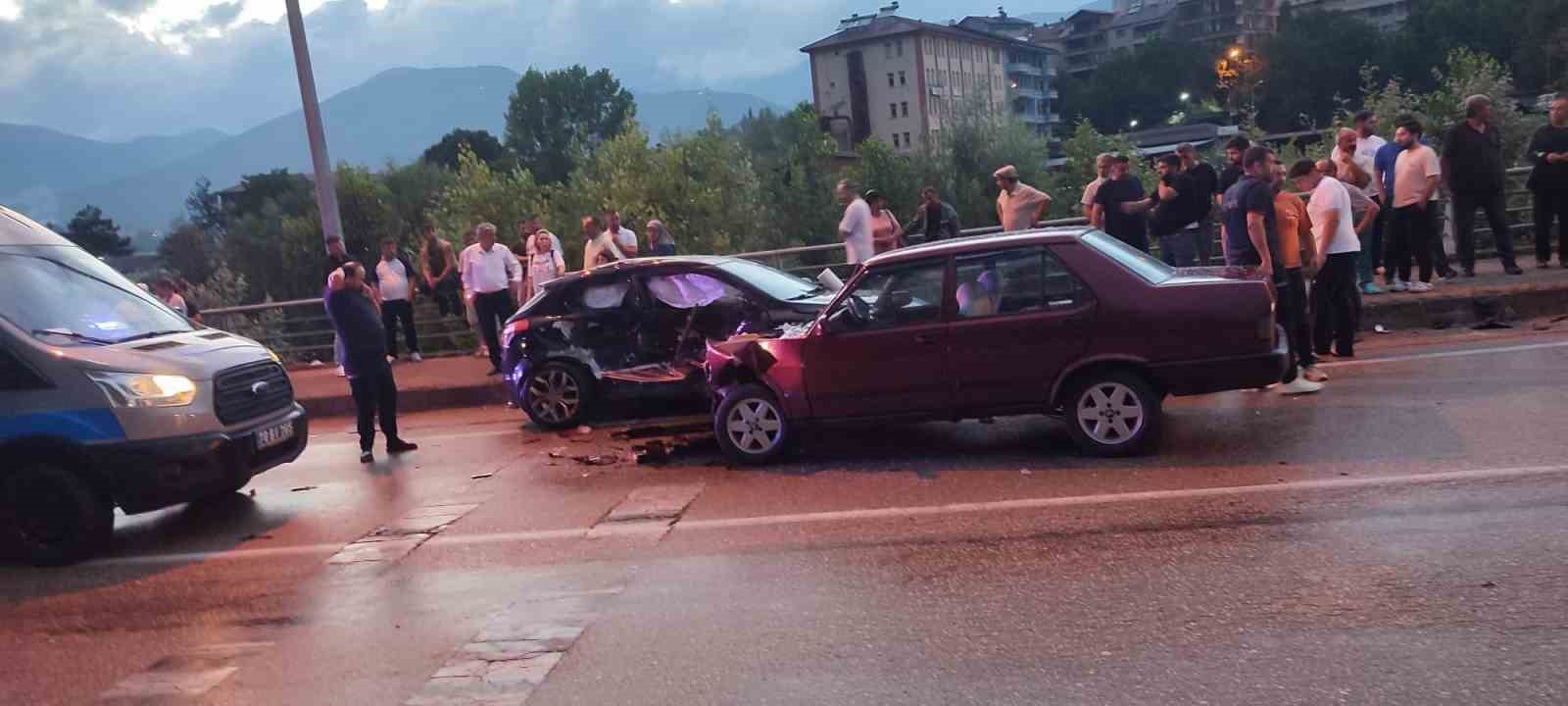YAĞIŞLI YOLDA İKİ OTOMOBİL ÇARPIŞTI: 4 YARALI