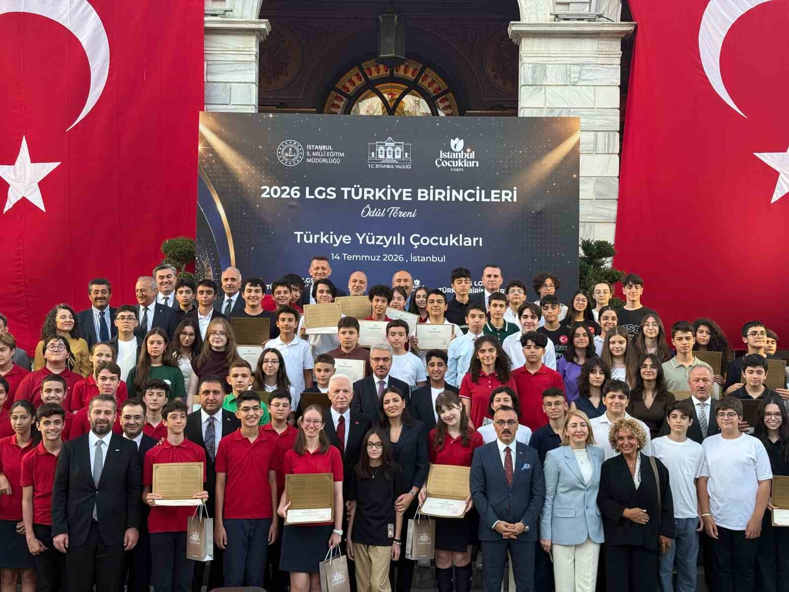 İSTANBUL VALİSİ GÜL, LGS’DE TAM PUAN ALAN ÖĞRENCİLERLE BİR ARAYA GELDİ