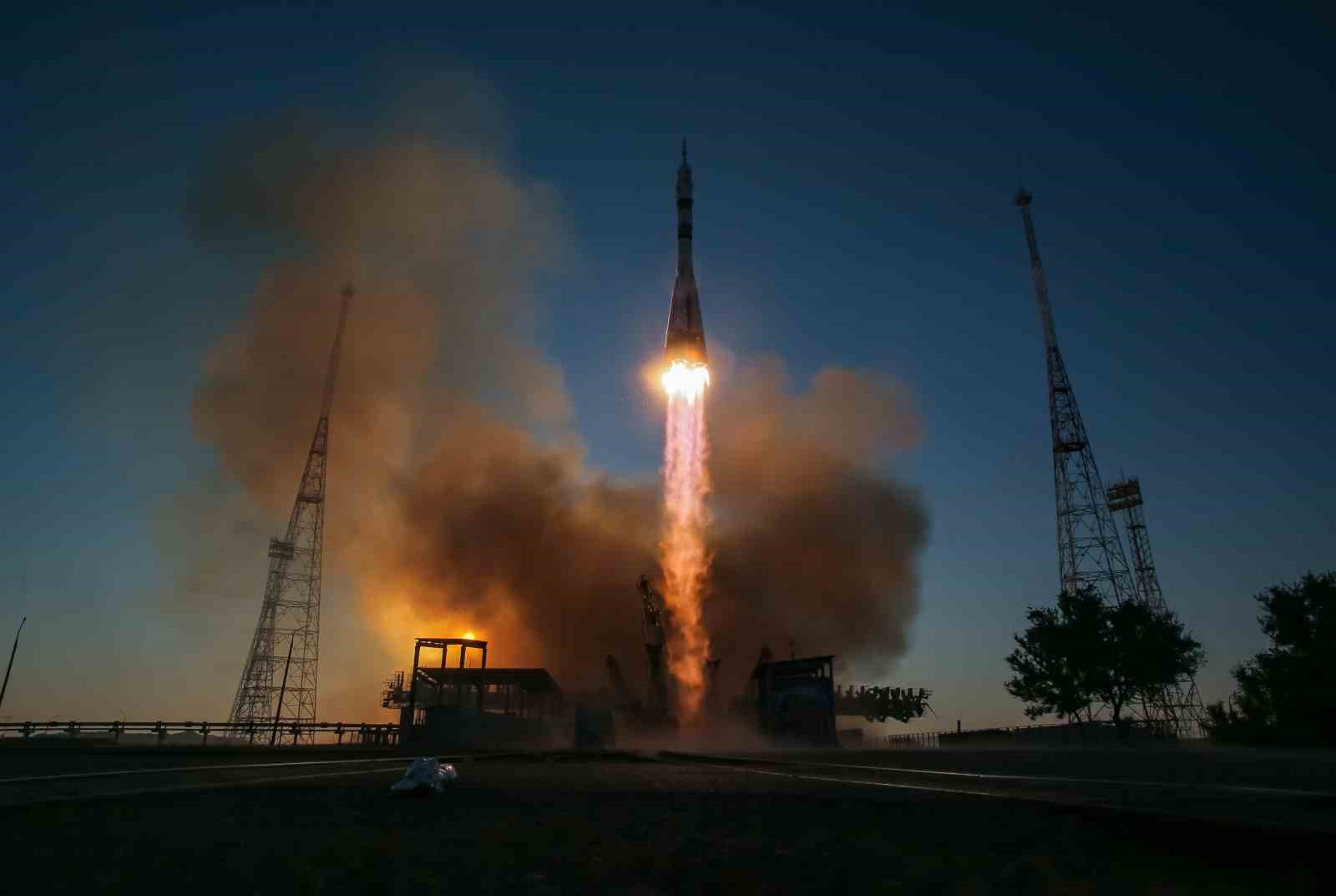 SOYUZ UZAY ARACI İLE ULUSLARARASI UZAY İSTASYONU’NA BİR ASTRONOT VE İKİ KOZMONOT GÖNDERİLDİ