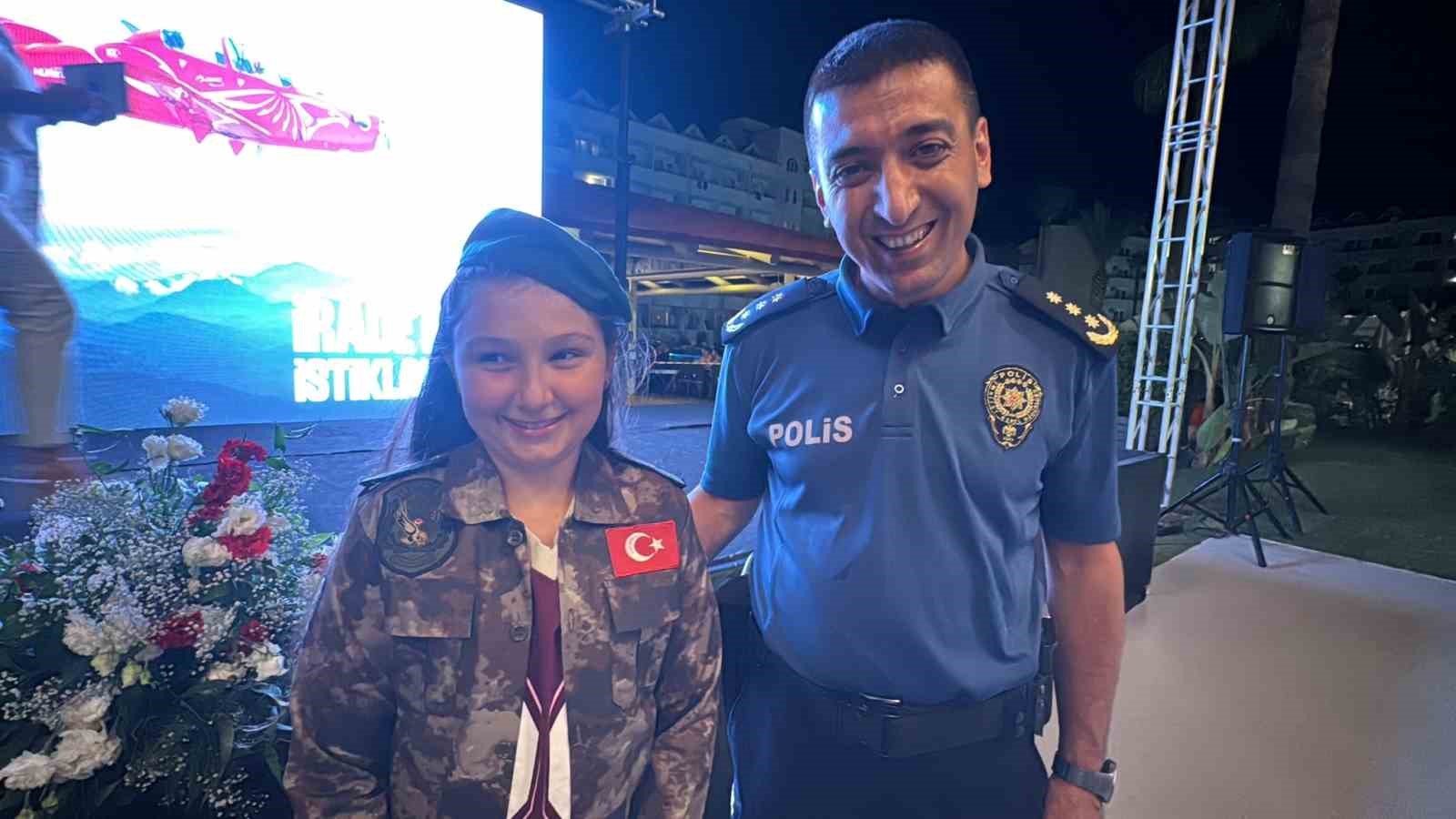 15 TEMMUZ ŞEHİDİ PÖH KOMİSER YARDIMCISI GÜLER’İN YEĞENİNE ANLAMLI HEDİYE