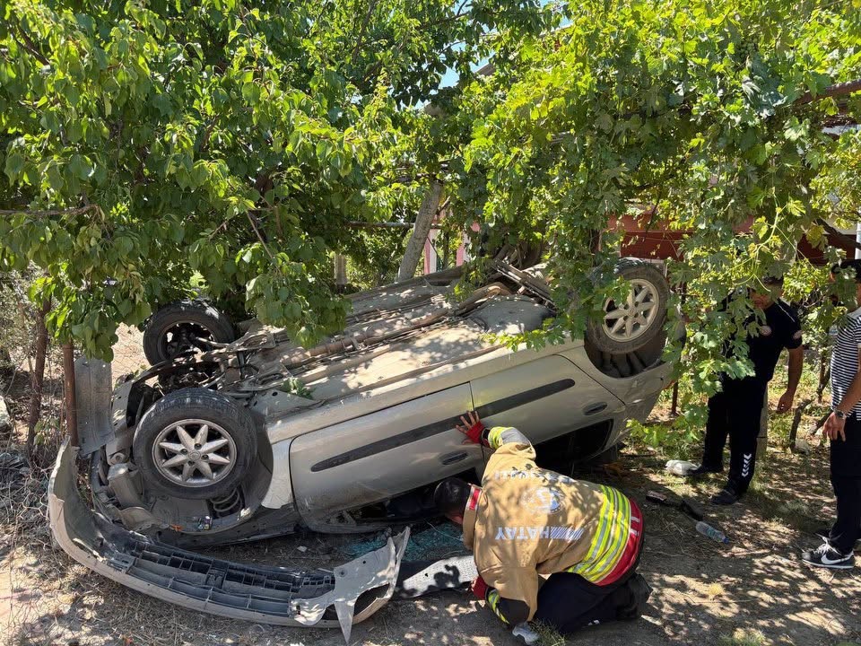 TAKLA ATARAK BAHÇEYE UÇAN OTOMOBİLİN SÜRÜCÜSÜ YARALANDI