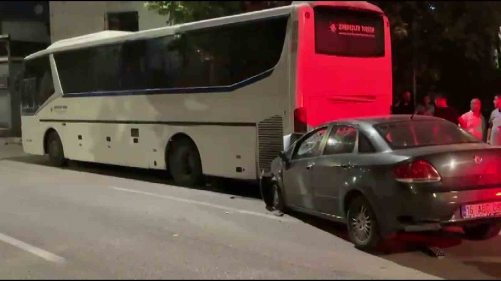 ALKOLLÜ SÜRÜCÜ ÖNCE DUVARA SONRA OTOBÜSE ÇARPTI: 2 AĞIR YARALI