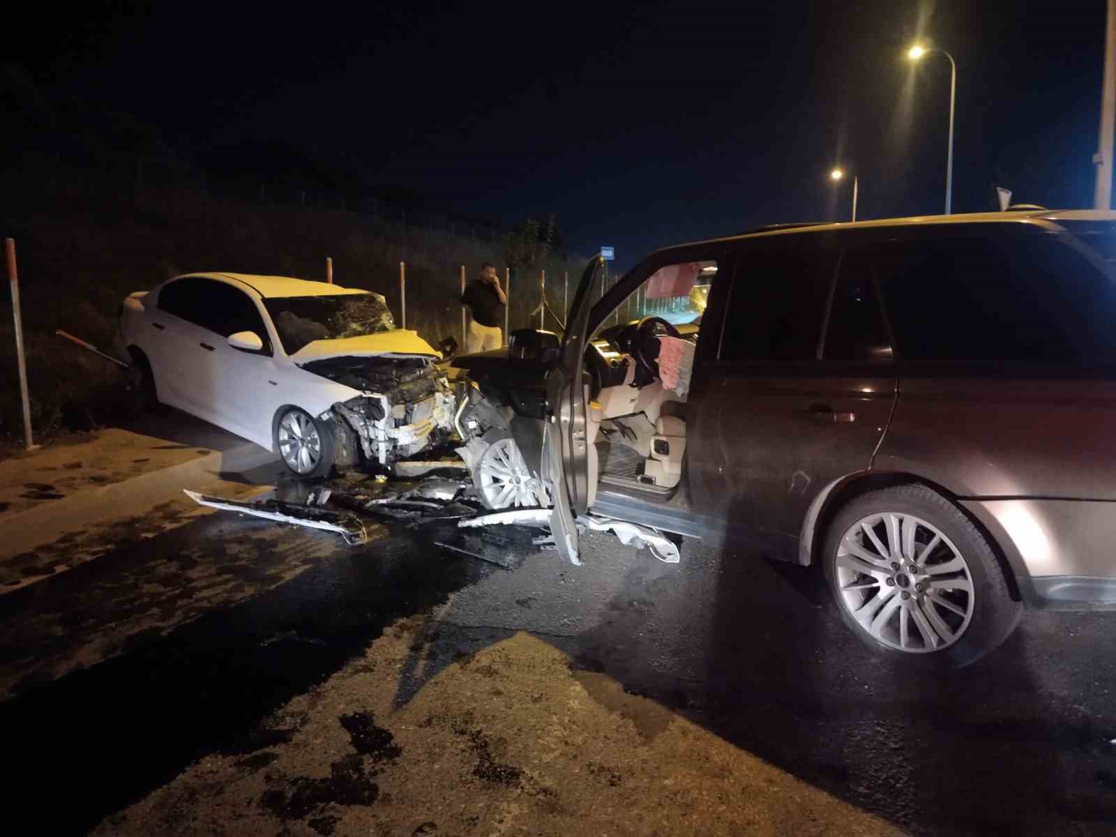 SANCAKTEPE’DE TERS YÖNDEN GELEN OTOMOBİL, 2 ARACA ÇARPTI: 2’Sİ AĞIR 5 YARALI