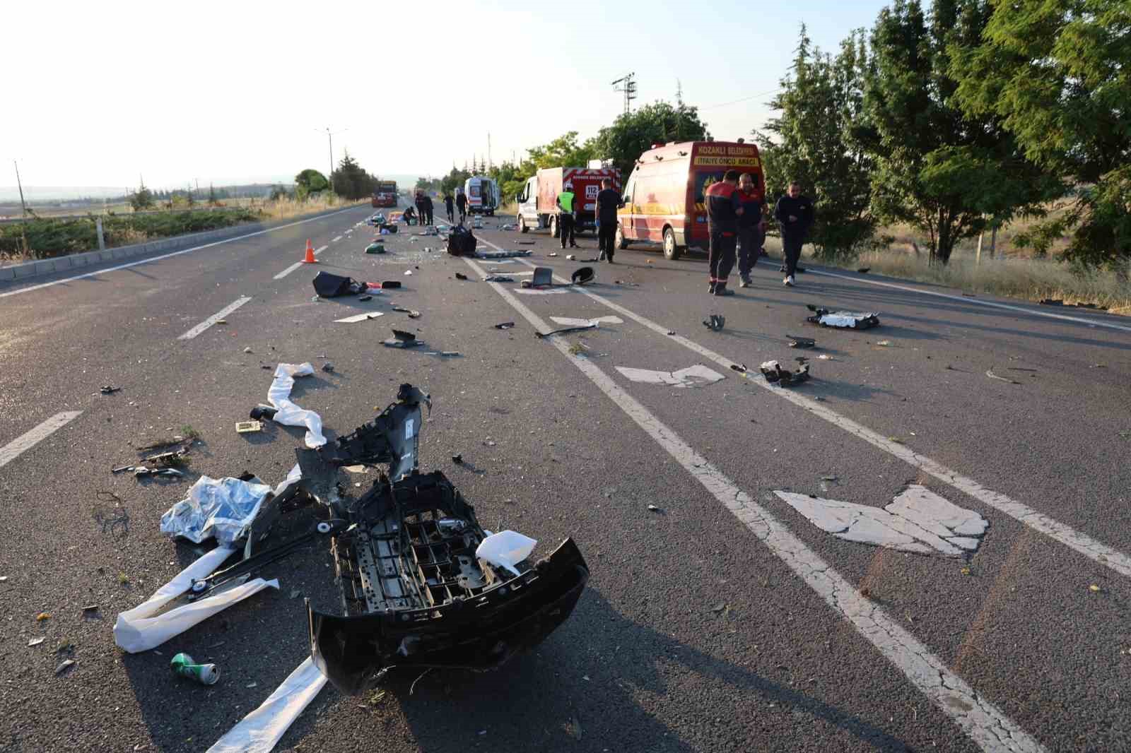 KAZA SONRASI ORTALIK SAVAŞ ALANINA DÖNDÜ: AYNI AİLEDEN 3 ÖLÜ 1 YARALI
