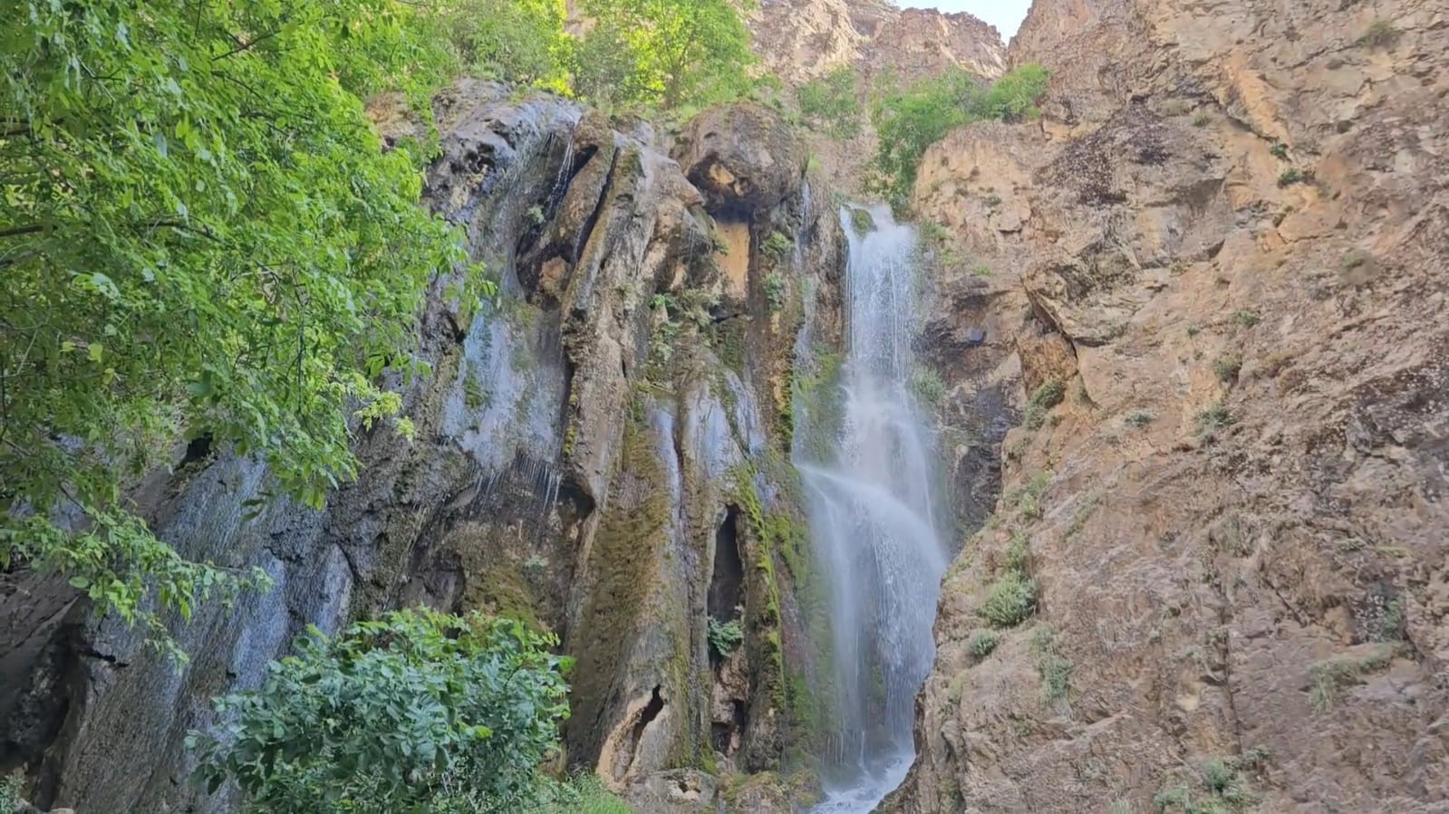 HAKKARİ’DEKİ AVA ORE ŞELALESİ MEST EDİYOR