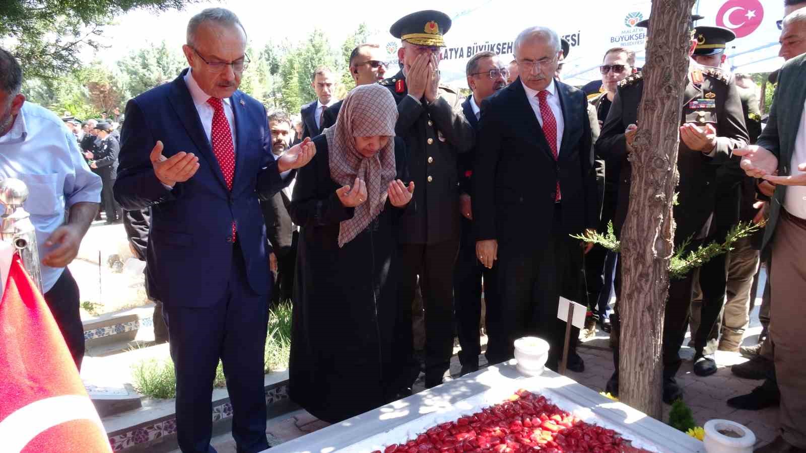 MALATYA’DA 15 TEMMUZ ŞEHİTLERİ MEZARLARI BAŞINDA ANILDI