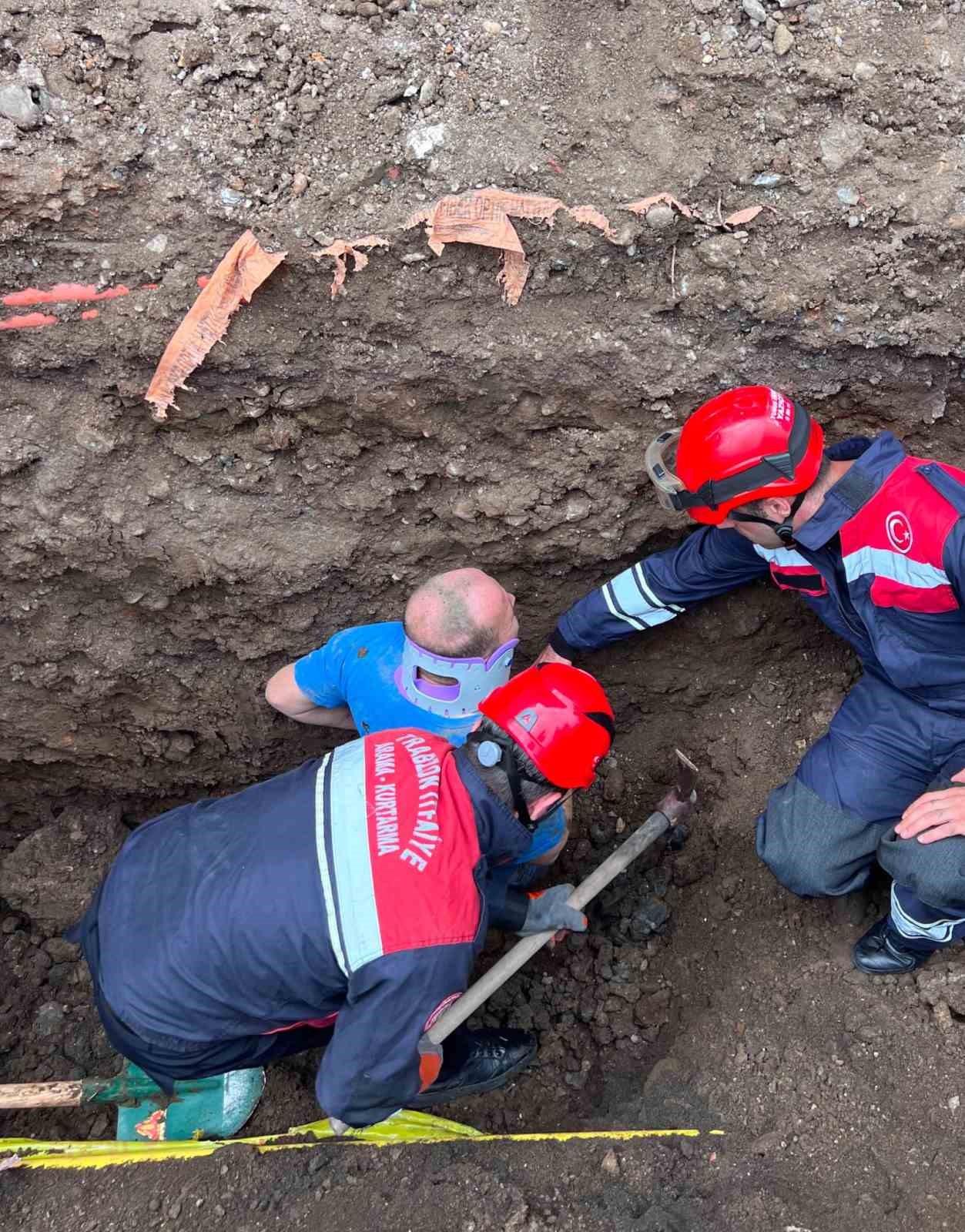 TRABZON’DA BELDEN AŞAĞISI TOPRAK ALTINDA KALAN İŞÇİYİ İTFAİYE EKİPLERİ KURTARDI