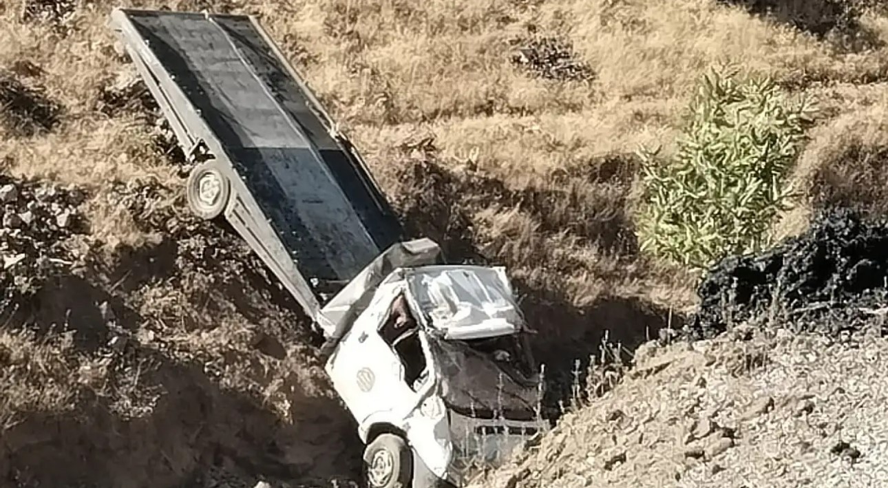 SİİRT’TE ÇEKİCİ ŞARAMPOLE DEVRİLDİ: 2 YARALI
