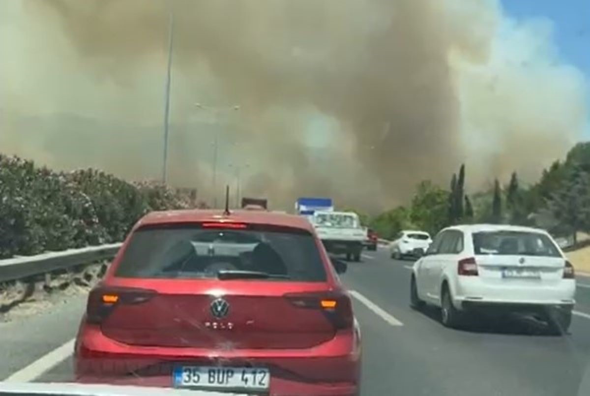 MANİSA’DA ORMAN YANGININDA ALEVLER İZMİR-İSTANBUL OTOYOLU’NA ULAŞTI