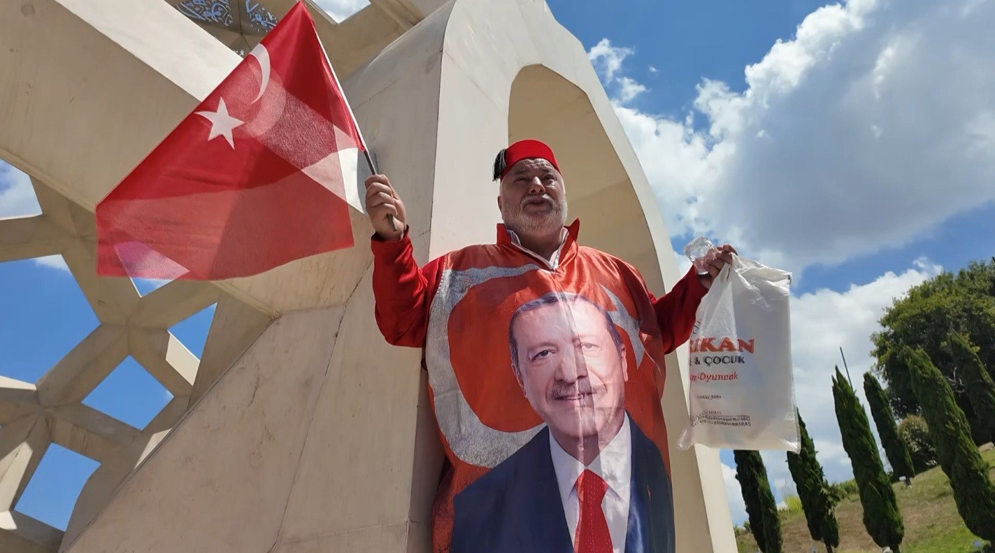 KAHRAMANMARAŞ’TAN İSTANBUL’A GELEN VATANDAŞTAN DUYGU DOLU SÖZLER: "ÖLMEDEN BU ŞEHİTLER KÖPRÜSÜ’NÜ GÖRDÜM BİNLERCE ŞÜKÜR"