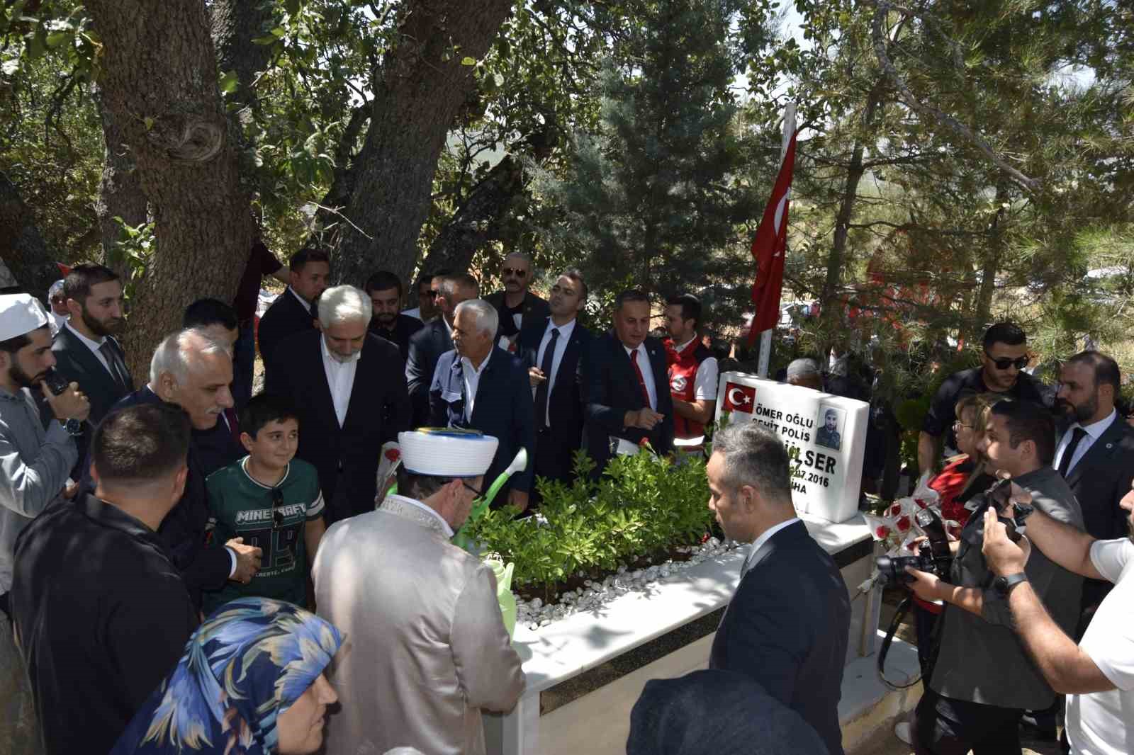 DİCLE’DE ŞEHİTLER KABİRLERİ BAŞINDA ANILDI