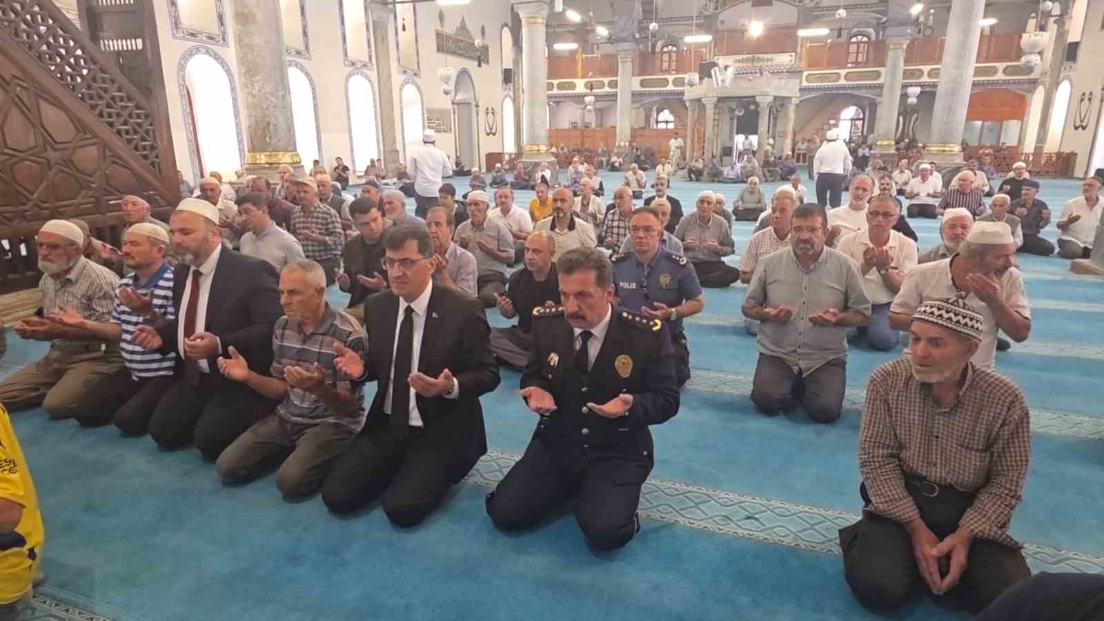 KÜTAHYA ULU CAMİİ’NDE 15 TEMMUZ ŞEHİTLERİ İÇİN 2 BİN 530 HATMİN DUASI YAPILDI