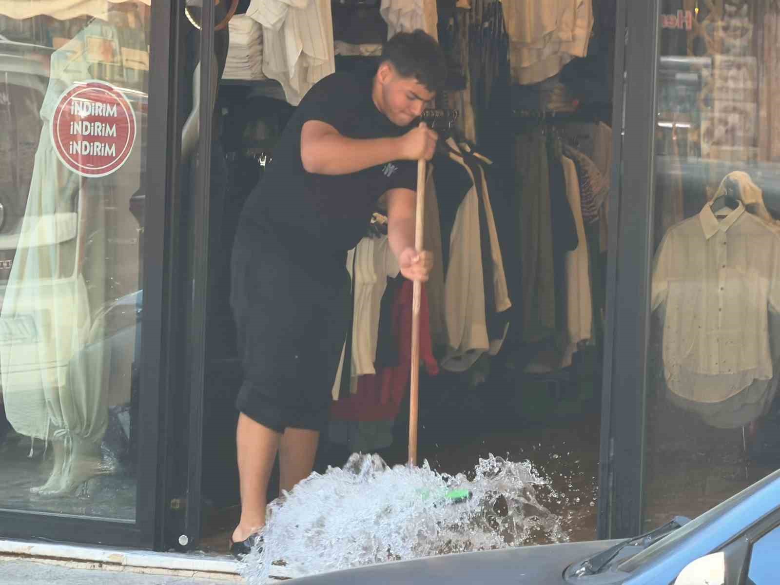 YALOVA’DA SU BORUSU PATLADI, 4 İŞ YERİNİ SU BASTI