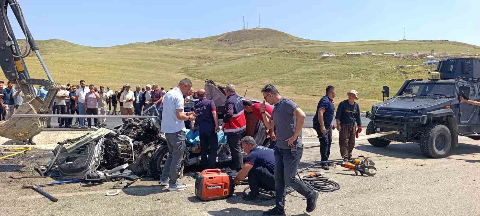 MUŞ’TA KAMYONLA OTOMOBİL ÇARPIŞTI: 2 ÖLÜ, 1 YARALI