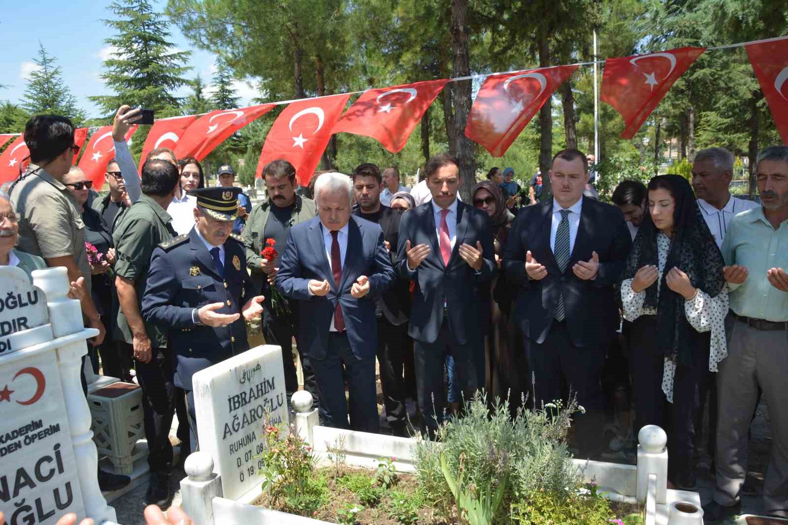 KORKUTELİ’NDE 15 TEMMUZ ŞEHİDİ YASİN NACİ AĞAROĞLU, MEZARI BAŞINDA ANILDI