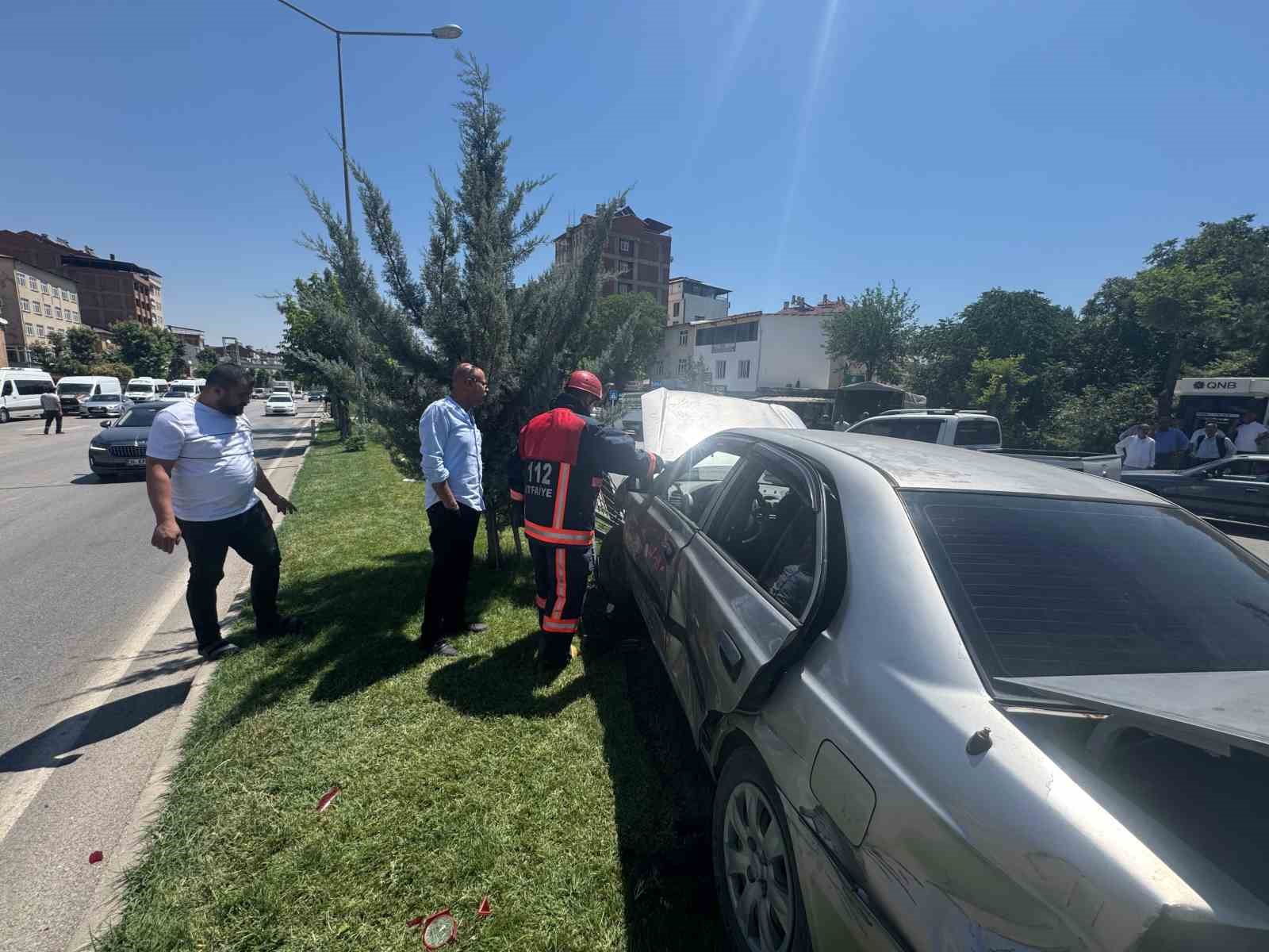 ELAZIĞ’DA BETON MİKSERİYLE OTOMOBİL ÇARPIŞTI: 3 YARALI