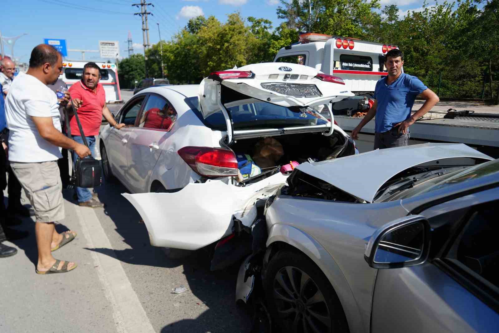 YAVAŞLAYAN TRAFİK ZİNCİRLEMEYE KAZAYA SEBEP OLDU: 1’İ ÇOCUK 3 YARALI