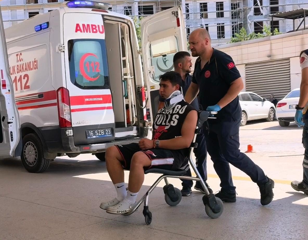 LASTİĞİ PATLAYAN CİP ŞARAMPOLE UÇTU: 3 YARALI