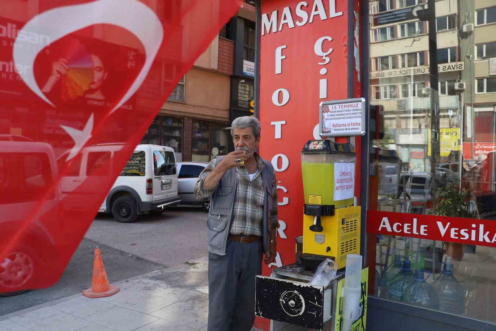 SİVAS’TA ESNAFTAN 15 TEMMUZ ŞEHİTLERİ HAYRINA LİMONATA İKRAMI
