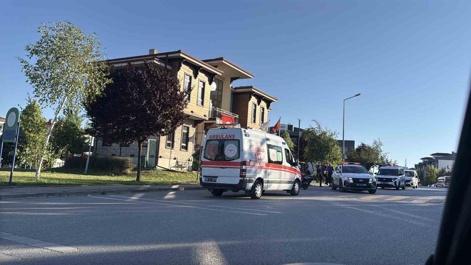 ODUNPAZARI’NDA BIÇAKLI KAVGA: POLİSİN DİKKATİ OLAYIN BÜYÜMESİNİ ENGELLEDİ