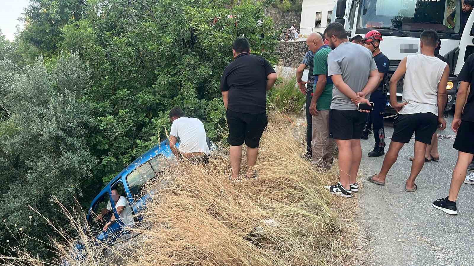 SÜRÜCÜSÜYLE ŞARAMPOLDE ASILI KALAN OTOMOBİL, BETON MİKSERİNE HALATLA SABİTLENDİ