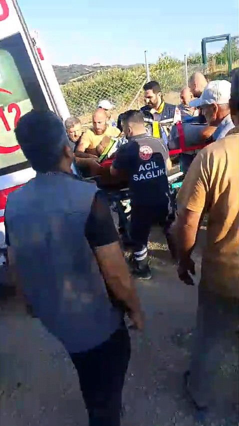 FRENİ BOŞALINCA HAREKET EDEN TRAKTÖRÜNÜN ALTINDA KALAN SÜRÜCÜ AĞIR YARALANDI