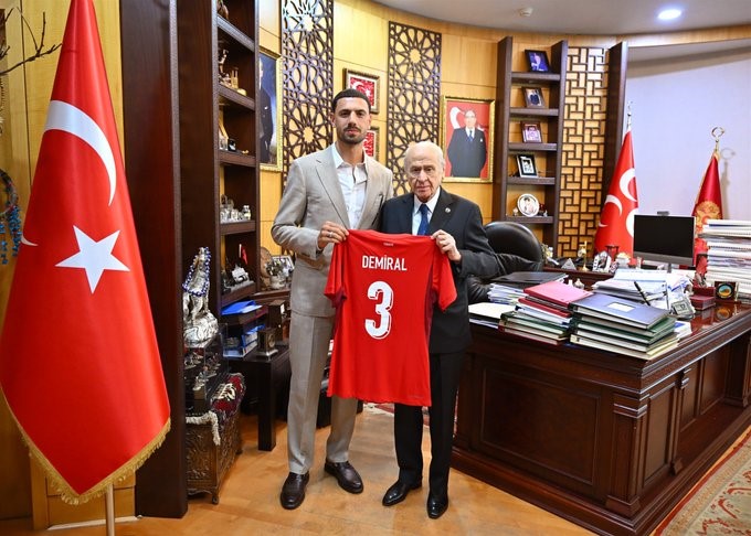 MHP LİDERİ BAHÇELİ, MİLLİ FUTBOLCU DEMİRAL’I KABUL ETTİ