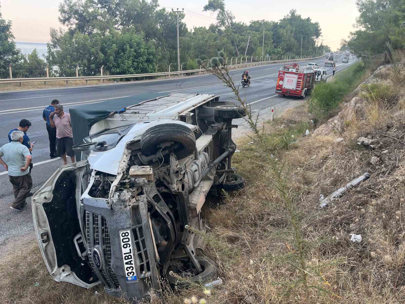 KAMYONET DEVRİLDİ SÜRÜCÜ YARALI KURTULDU