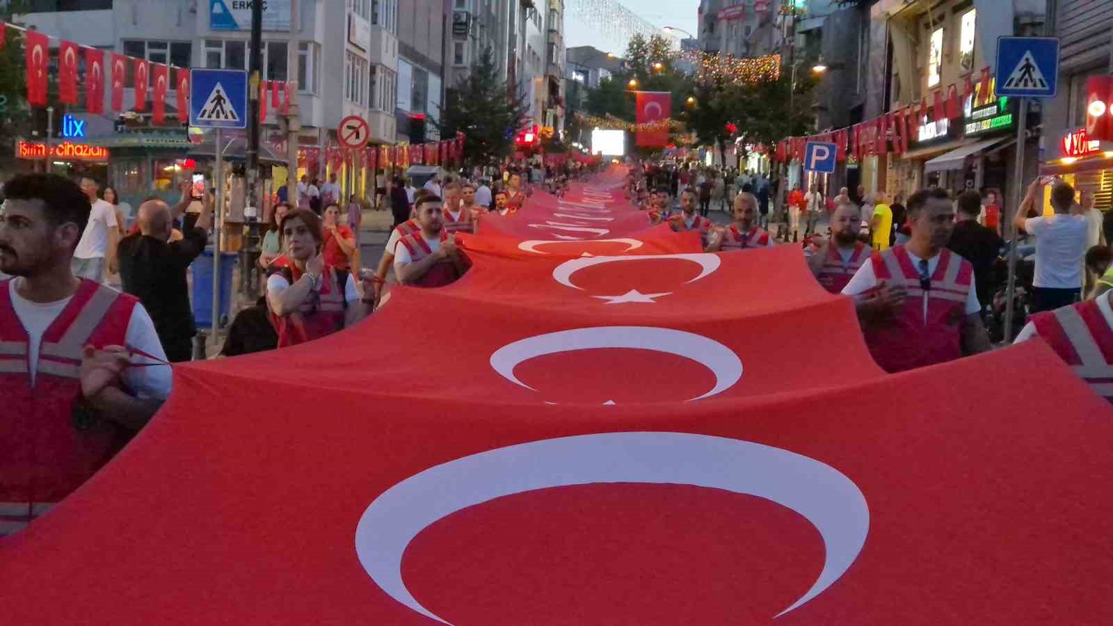 MEYDANLAR KIRMIZI BEYAZA BÜRÜNDÜ: TEKİRDAĞ’DA 15 TEMMUZ’DA YÜZLERCE KİŞİ TEK YÜREK OLDU