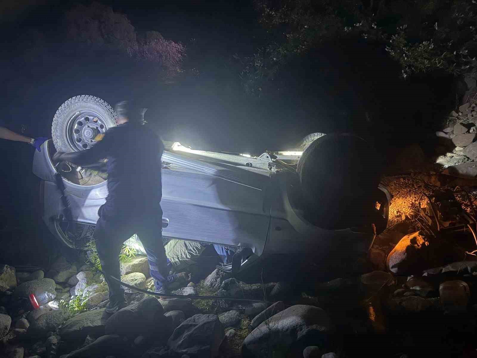 ÇANAKKALE’DE DEREYE UÇAN ARACIN SÜRÜCÜSÜ HAYATINI KAYBETTİ
