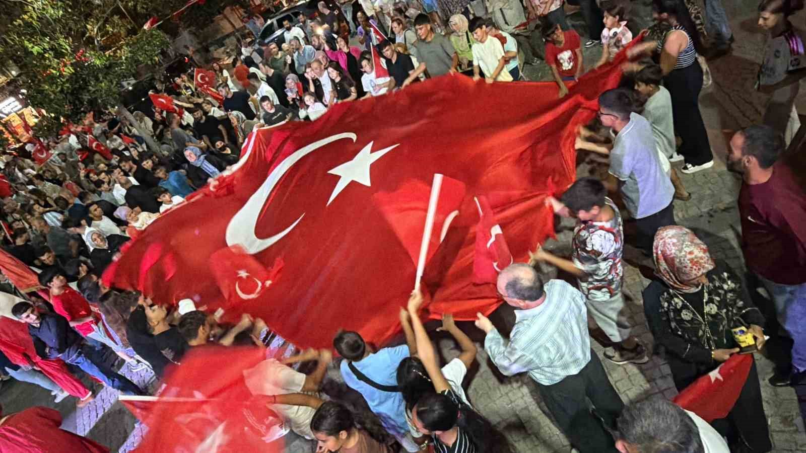 EDREMİT, 15 TEMMUZ’DA TEK YÜREK OLDU