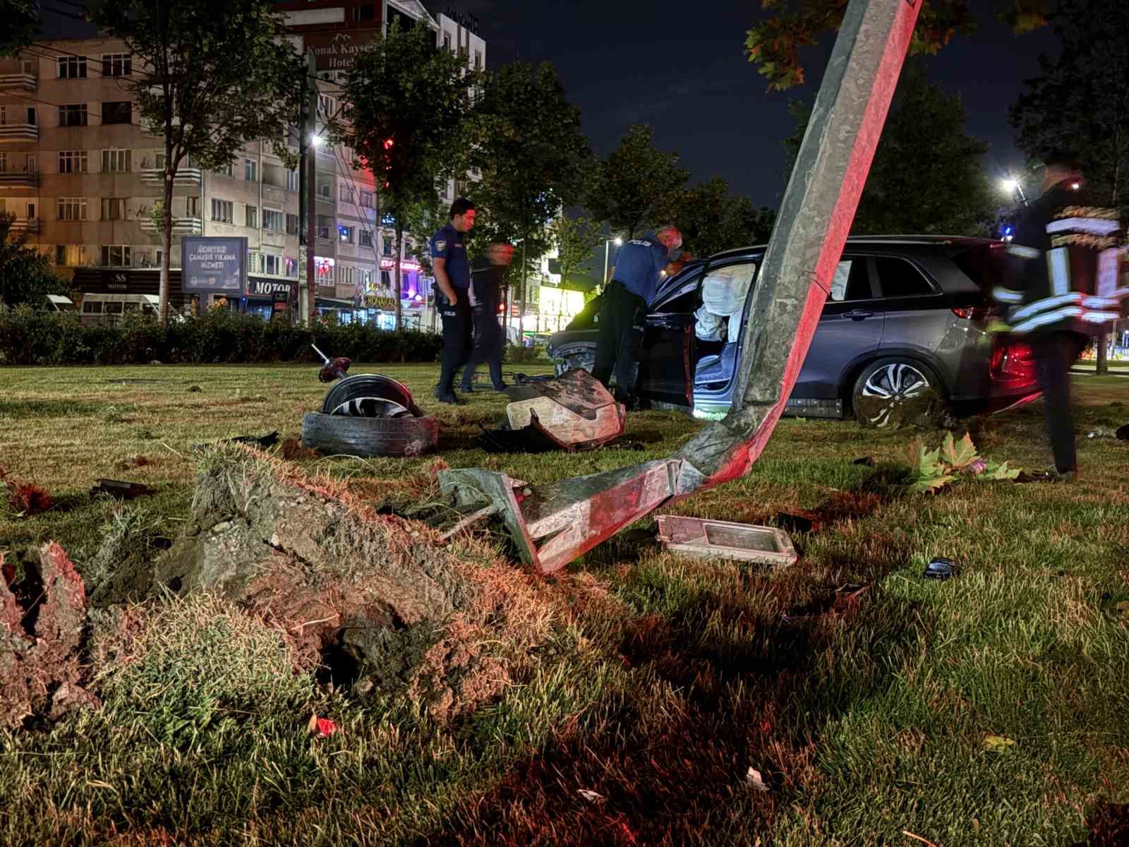 VİRAJI ALAMAYAN SUV ARAÇ AYDINLATMA DİREĞİNİ YERİNDEN SÖKTÜ: 1 YARALI