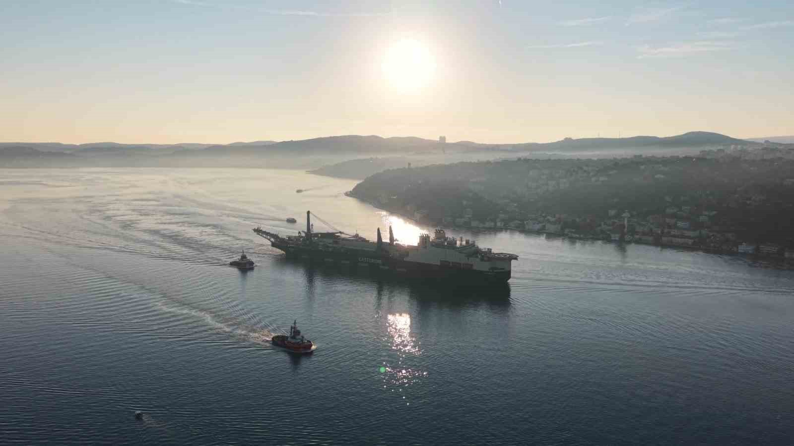325 METRELİK DEV BORU DÖŞEME GEMİSİ İSTANBUL BOĞAZI’NDAN GEÇİŞ YAPTI