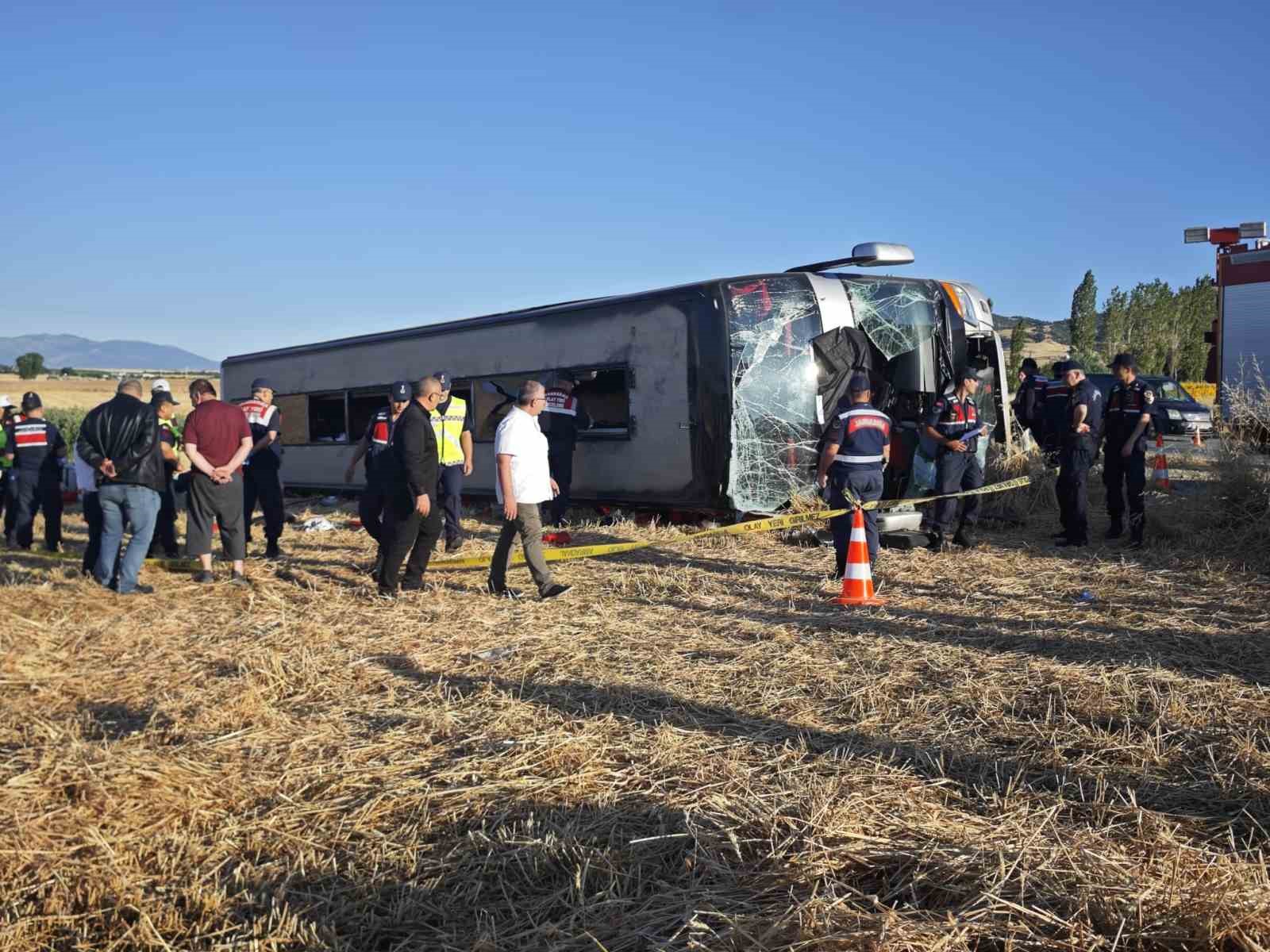 AMASYA’DA YOLCU OTOBÜSÜ DEVRİLDİ: 2’Sİ AĞIR 46 YARALI