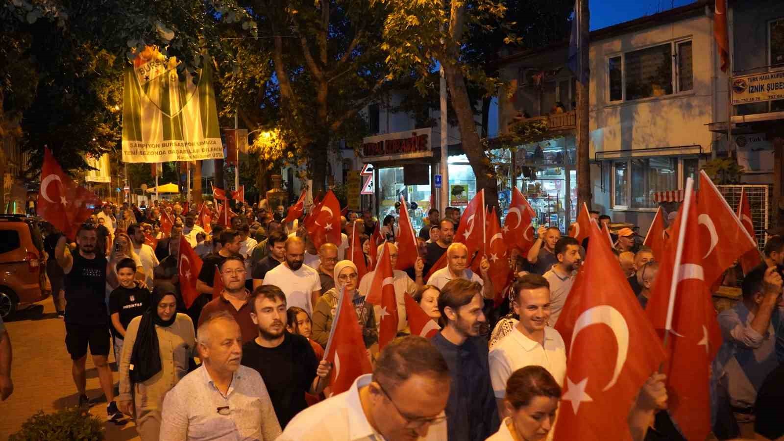 İZNİKLİLER MEYDANA AKIN ETTİ