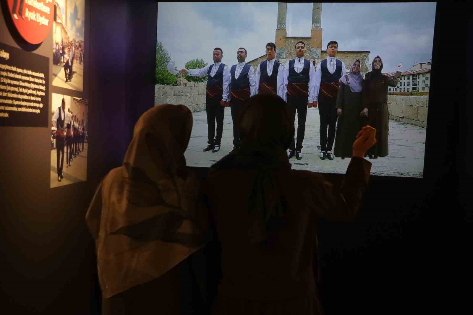 FİLMLERE KONU OLAN SİVAS HALAYININ SİMÜLASYONU, TURİSTLERİN GÖZDESİ HALİNE GELDİ