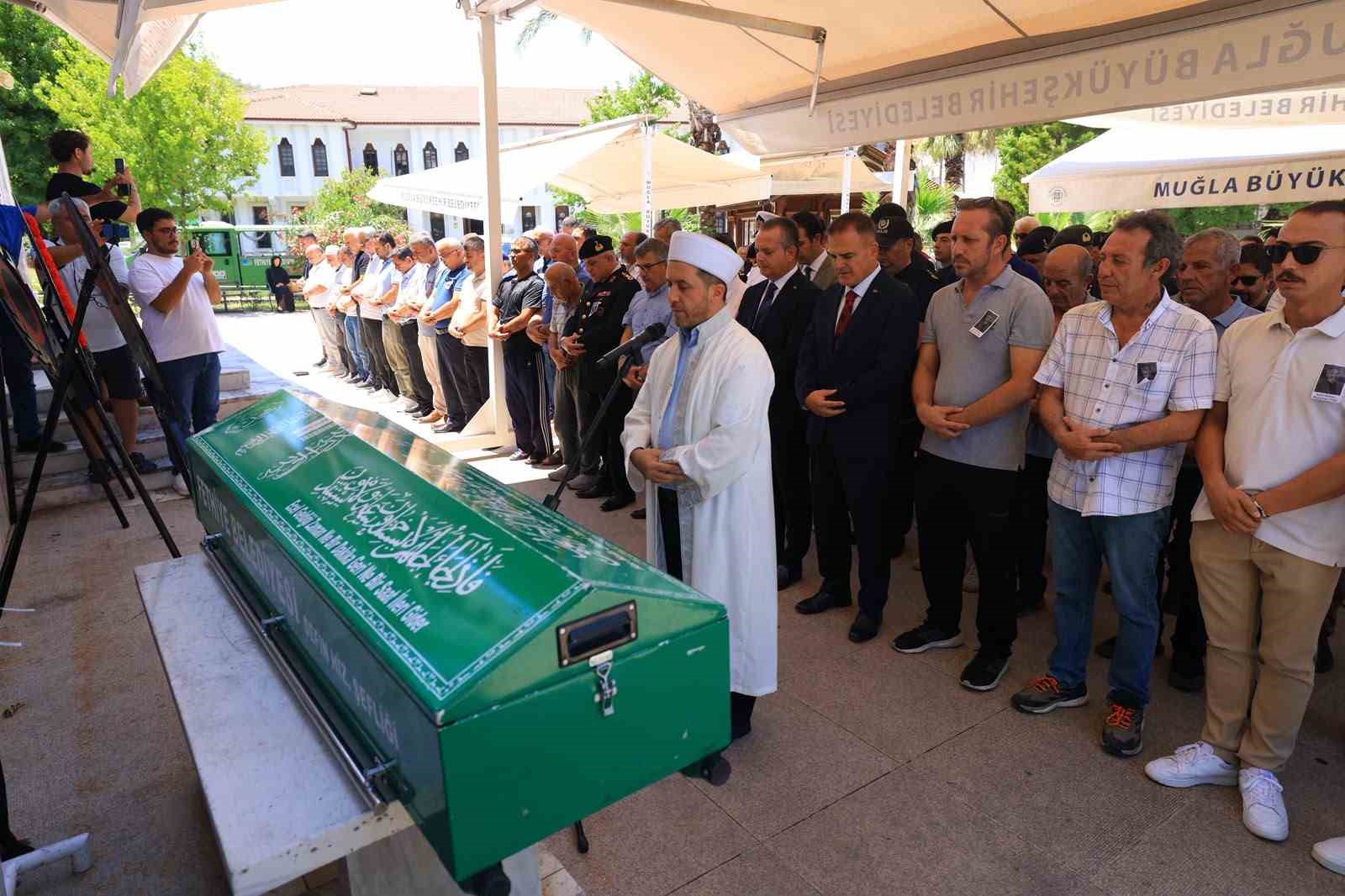 MUĞLA VALİSİ AKBIYIK, ŞEHİT BABASINI SON YOLCULUĞUNA UĞURLADI