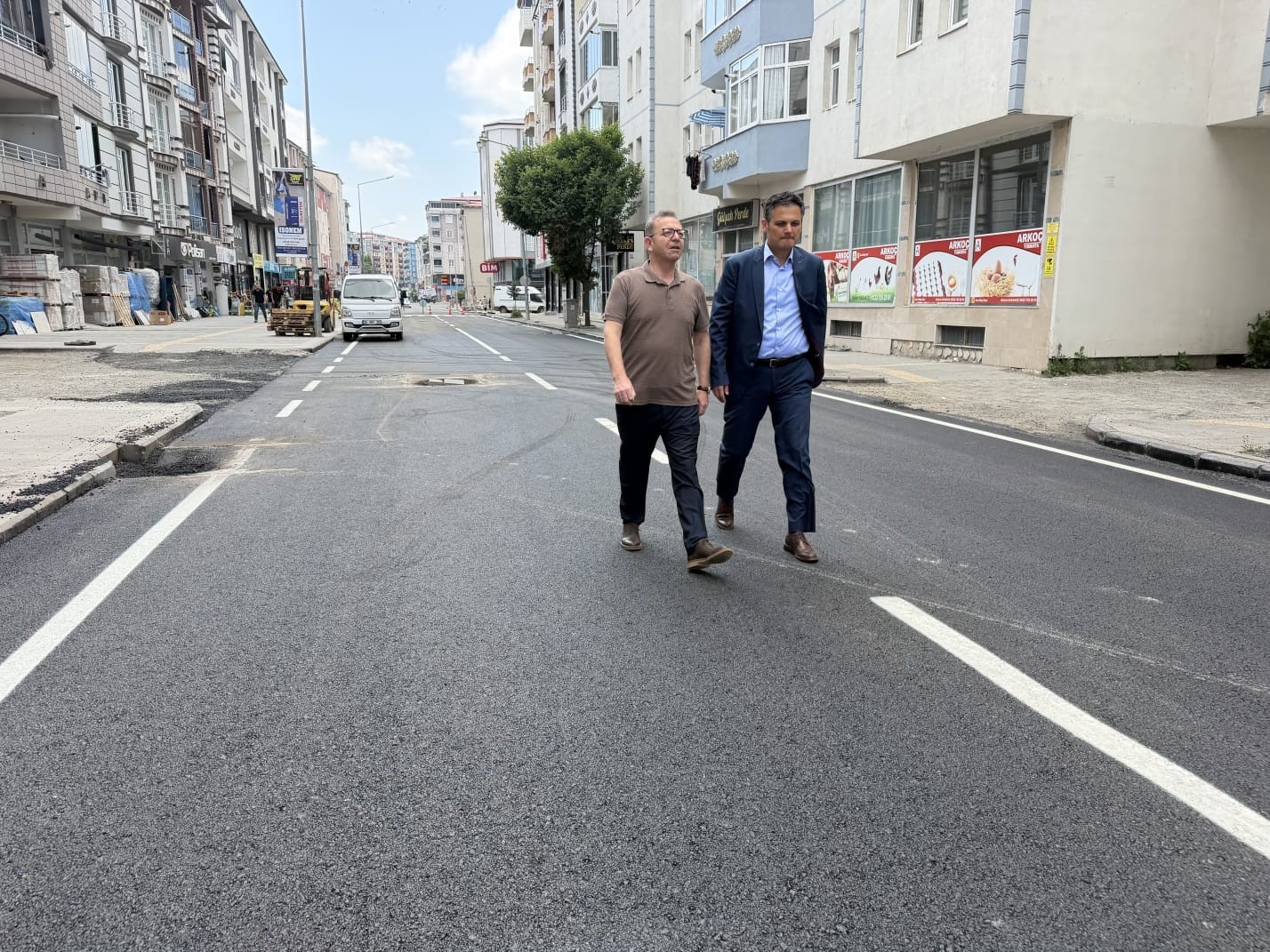 VALİ ZİYA POLAT, CUMHURİYET CADDESİ’NDEKİ YOL ÇALIŞMALARINI YERİNDE İNCELEDİ