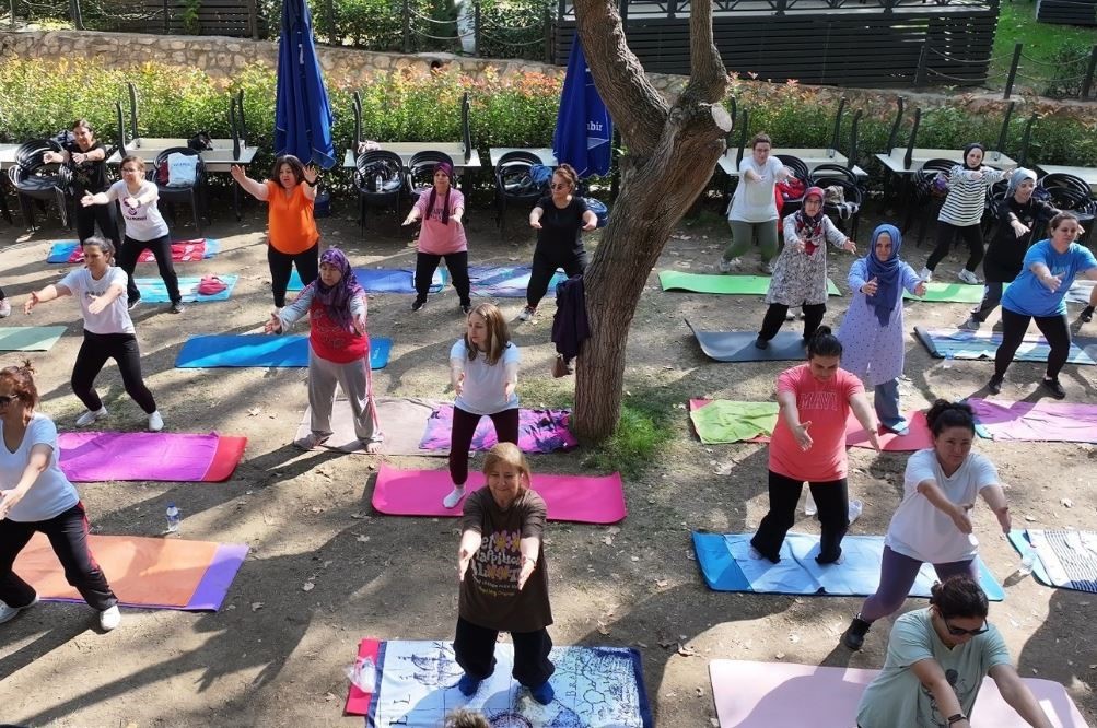 EFELER’DE AÇIK HAVADA YOGA ZAMANI