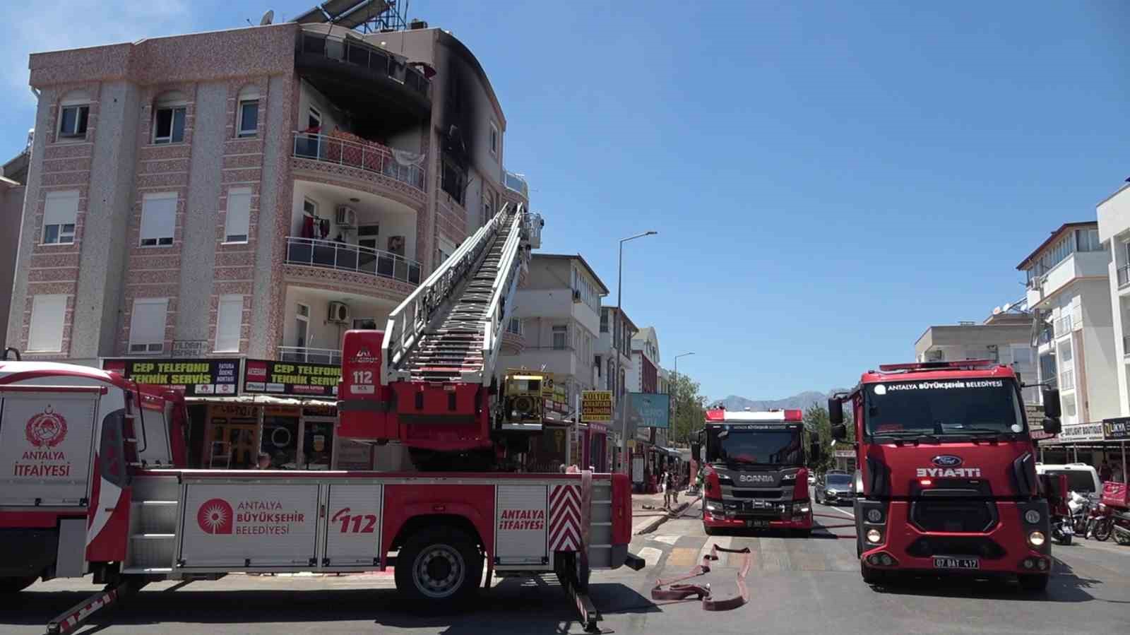 ANTALYA’DA DAİREDE ÇIKAN YANGINDA 1’İ BEBEK 5 KİŞİ DUMANDAN ETKİLENDİ
