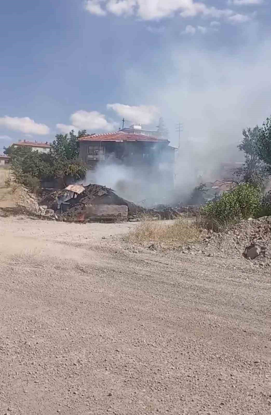 ANKARA’DA OTLARI TEMİZLEMEK İÇİN YAKILAN ATEŞ EVE SIÇRADI