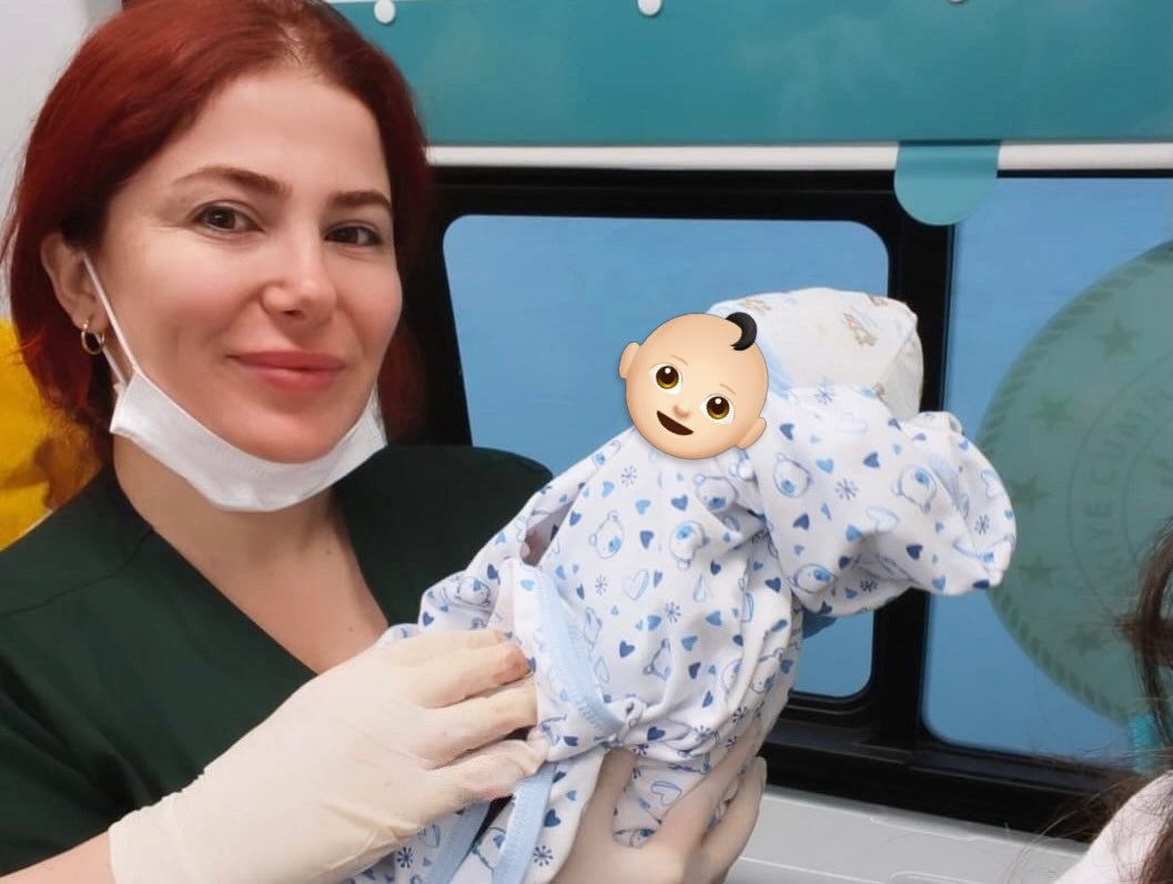 HASTANEYE SEVK EDİLEN HAMİLE KADIN AMBULANSTA DOĞUM YAPTI