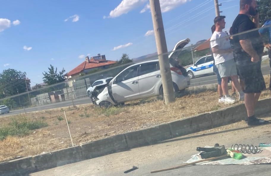 ISPARTA’DA İKİ OTOMOBİL ÇARPIŞTI: 1 YARALI