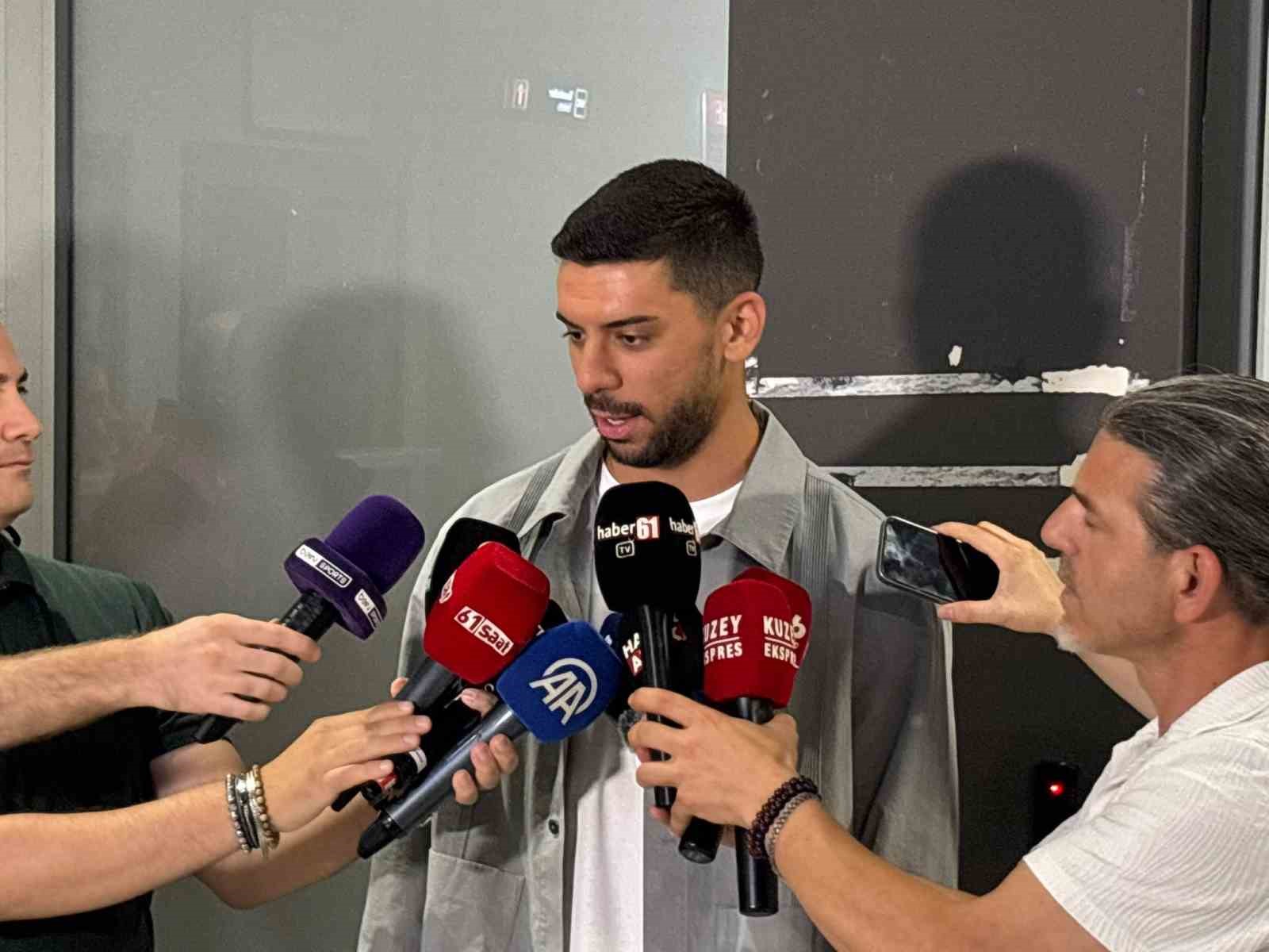 CENK ÖZKAÇAR: "BÖYLESİNE BİR FUTBOL KÜLTÜRÜNÜN PARÇASI OLMAK GURUR VERİCİ"
