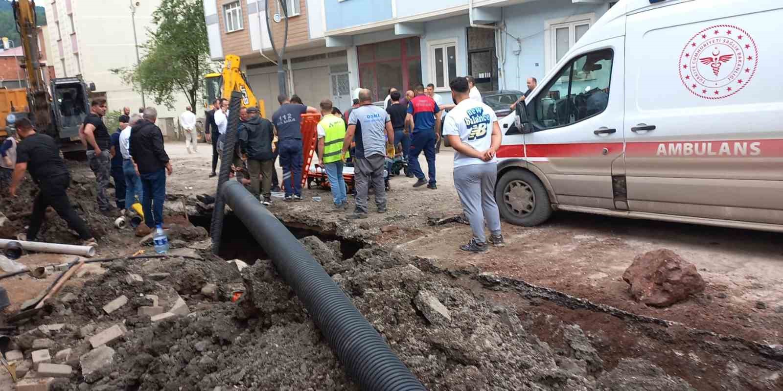 ORDU’DA ALTYAPI ÇALIŞMASINDA GÖÇÜK ALTINDA KALAN 2 İŞÇİ YARALANDI