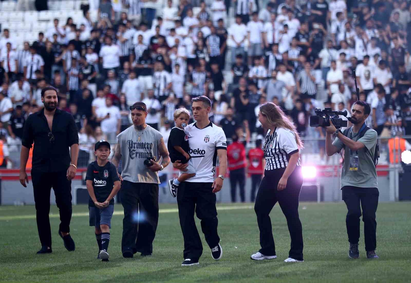 LEANDRO TROSSARD, 20 BİN TARAFTARIN ÖNÜNDE İMZAYI ATTI